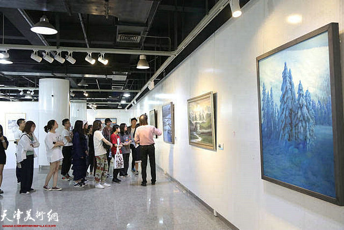 “雪国精灵——冯庆冰雪绘画作品联展”在山西大学美术馆展出。