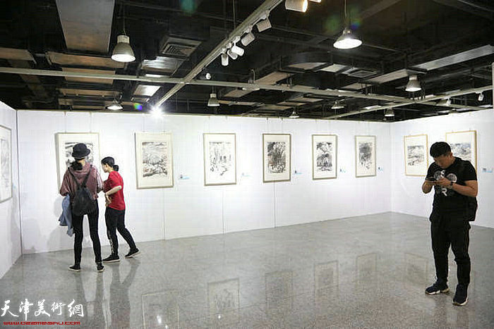 “雪国精灵——冯庆冰雪绘画作品联展”在山西大学美术馆展出。