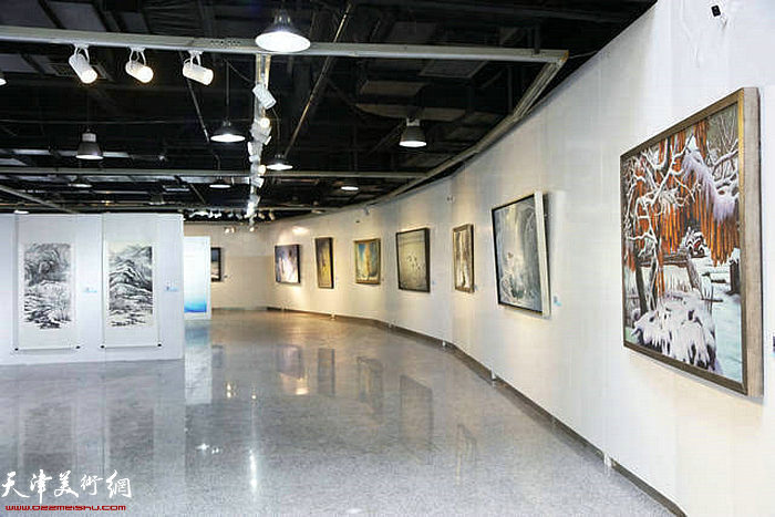 “雪国精灵——冯庆冰雪绘画作品联展”在山西大学美术馆展出。