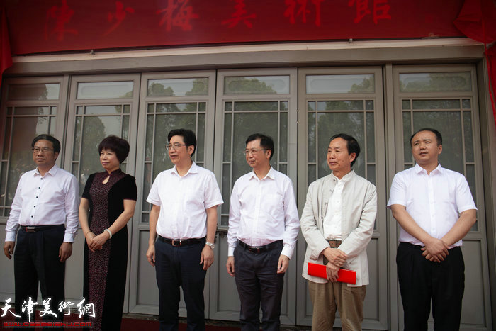 左起：吴伟生先生、刘丽华女士、邓群策先生、朱训德先生、徐志毅先生在陈少梅美术馆开馆仪式上。