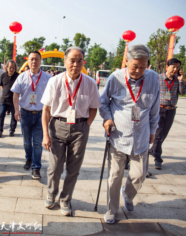 米景扬先生与陈长龙先生步入会场