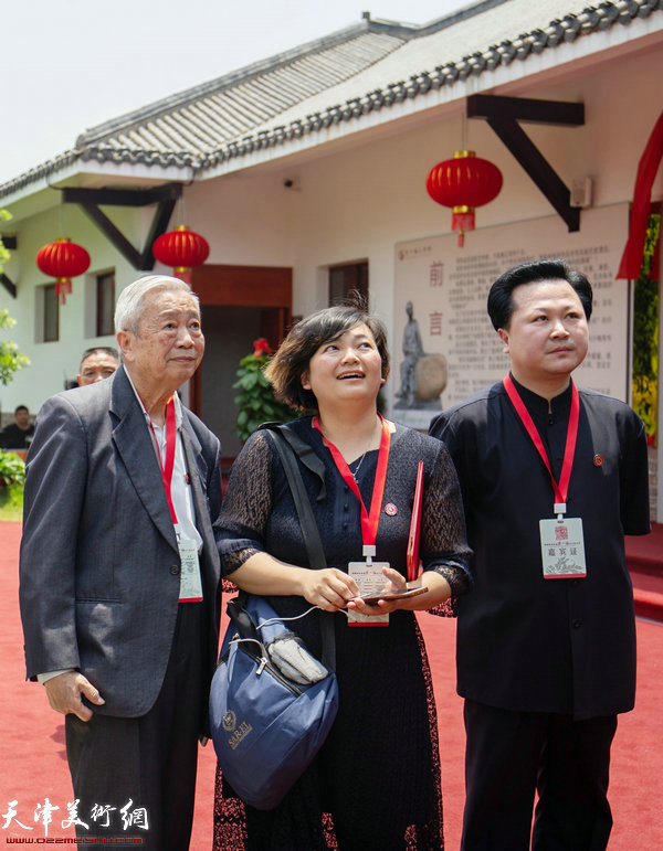 陈长智先生、陈岩女士、赵景宇先生在陈少梅美术馆