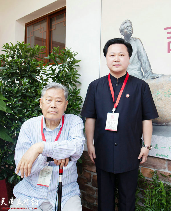 陈少梅大师的女婿米景扬先生与赵景宇先生在陈少梅美术馆。