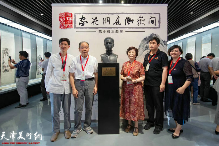 右起：陈岩女士、米川先生、陈长玲女士、陈长龙先生、夏艺洋先生在陈少梅美术馆。