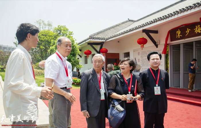 陈长龙先生、陈长智先生、陈岩女士、赵景宇先生、夏艺洋先生在陈少梅美术馆。