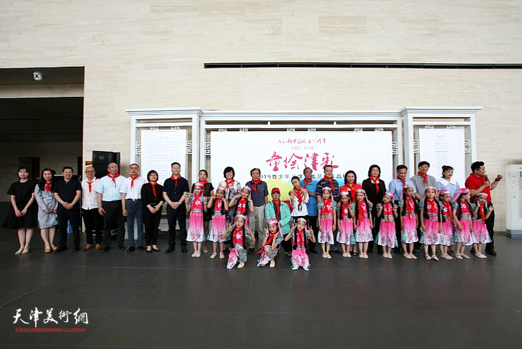 童绘津彩—2019少年儿童作品展“六一”在天津美术馆举行。