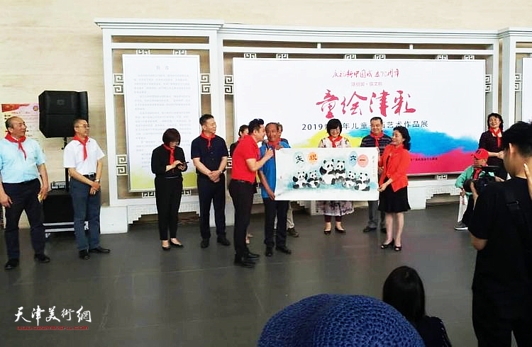 天津侨界三友王冠峰、陈幼白、卢东升捐赠“助残迎残运”义拍作品。 