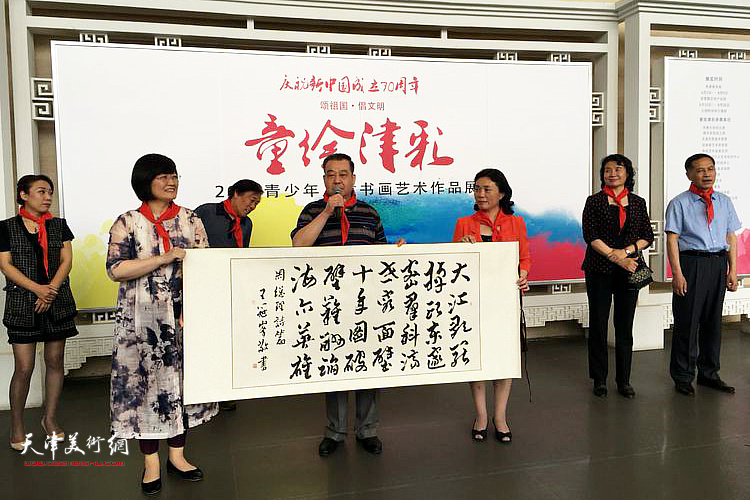 王冠峰捐赠“助残迎残运”义拍作品。