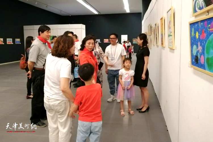 陈钟林、张福有在2019儿童作品展现场。