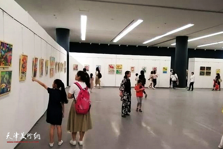 童绘津彩—2019少年儿童作品展现场。