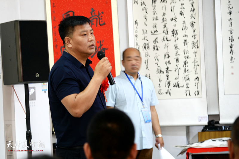汉沽管理区工会主席邢云峰发言。
