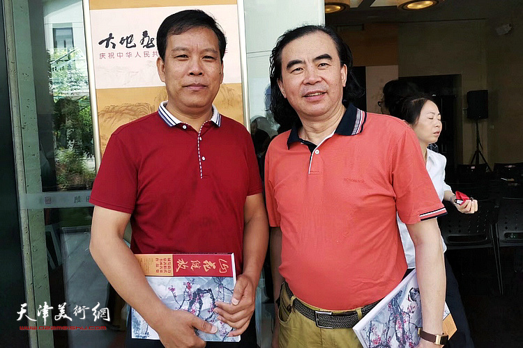 左起：徐庆举、刘方明在展览现场。