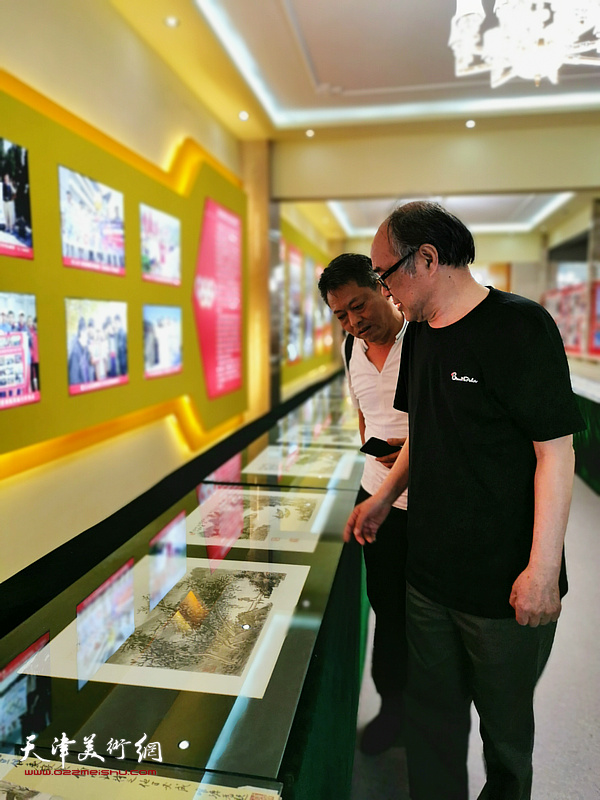 郭书仁欣赏张大功奥林匹克收藏博物馆的藏品。