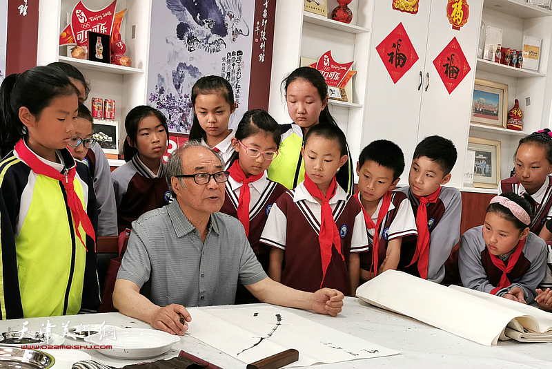 郭书仁在画展期间在张大功创办的芥子园大讲堂义务为浞景学校师生授课 。