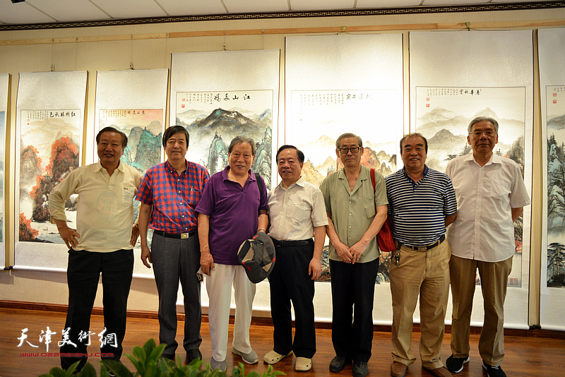 左起：刘家城、陈元龙、霍然、王润昌、高振恒、王如意、赵玉森在画展现场。