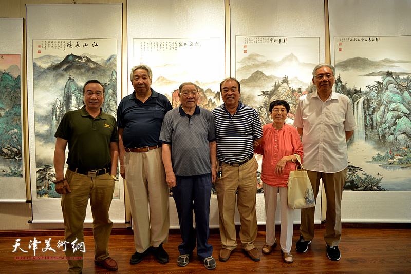 左起：田野、崔泽瀛、皇甫秉钧、王如意、李霞、赵玉森在画展现场。