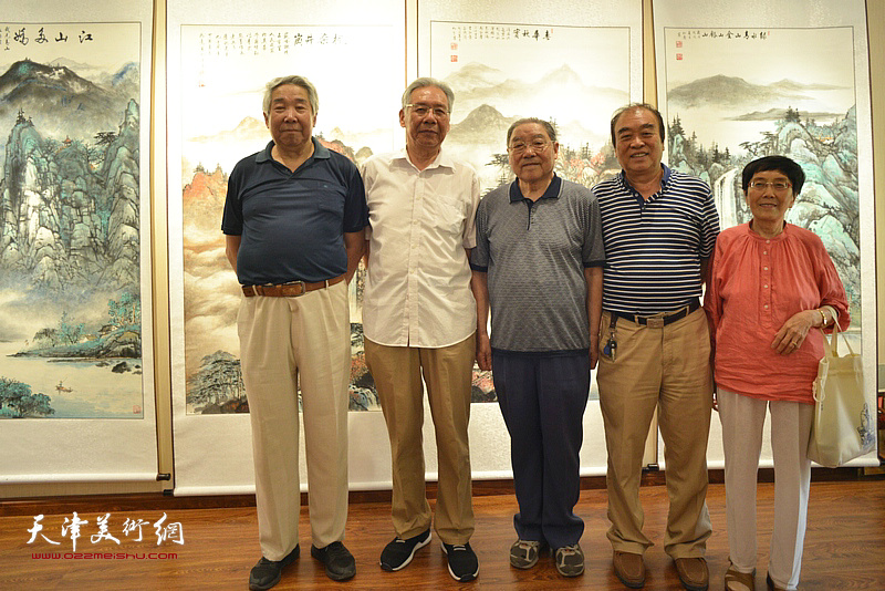 左起：崔泽瀛、赵玉森、皇甫秉钧、王如意、李霞在画展现场。