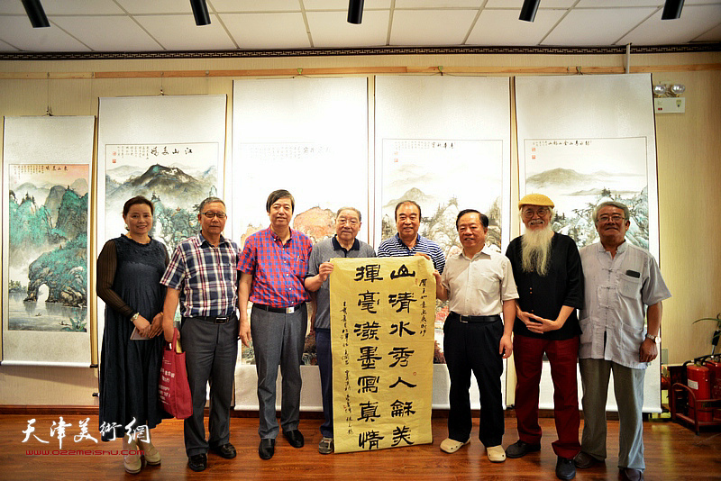 左起：张桂荣、王庆普、陈元龙、皇甫秉钧、王如意、李庆增、周凤祥在画展现场。