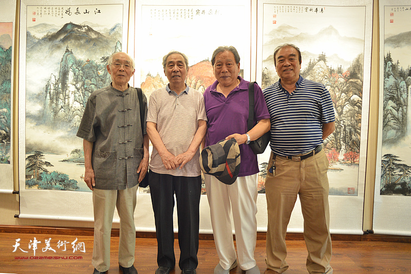 左起：郭文伟、王真理、王如意、霍然在画展现场。