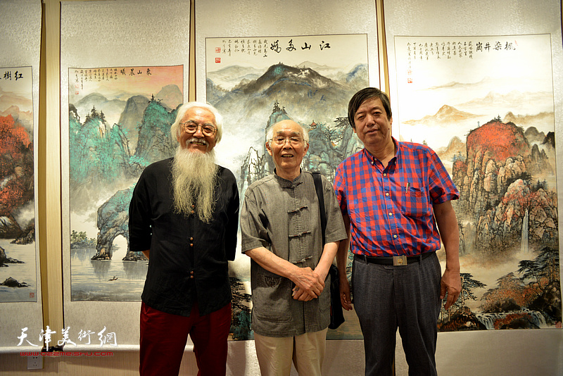左起：李庆增、郭文伟、陈元龙在画展现场。