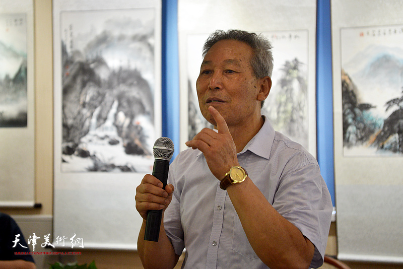 天津市老年书画研究会党支部书记刘传光谈王如意山水画观感。