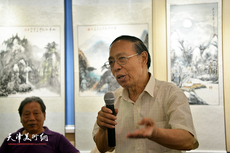 天津老年书画研究会副会长兼秘书长张峻屹谈王如意山水画观感。
