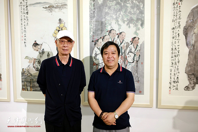 杨德树、李耀春在画展现场。