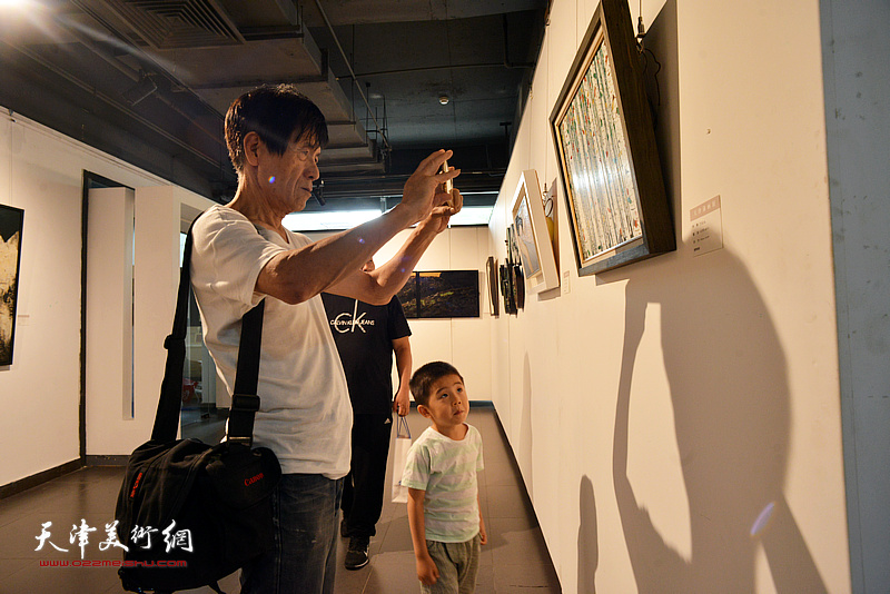 “天津漆画作品展”现场。