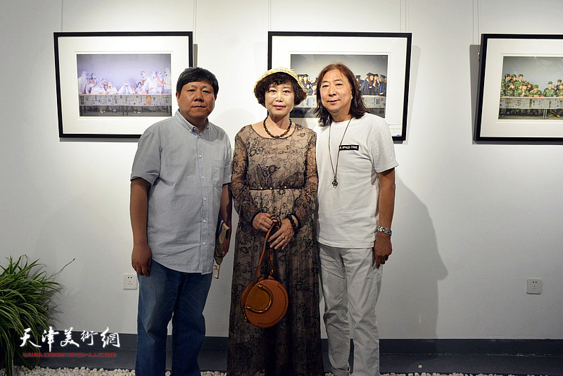 李维立与杨亦谦、汤浩在展览现场。