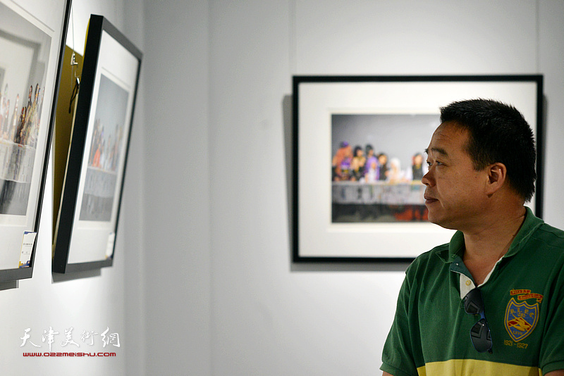 李安红观赏展出的李维立影像作品。