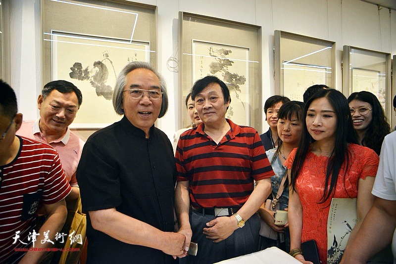著名花鸟画家霍春阳先生与天津美协副主席琚俊雄在“育生堂”。