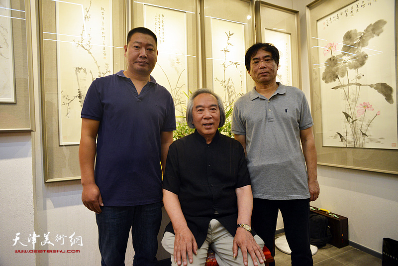 著名花鸟画家霍春阳先生与肖培金、王润在“育生堂”。