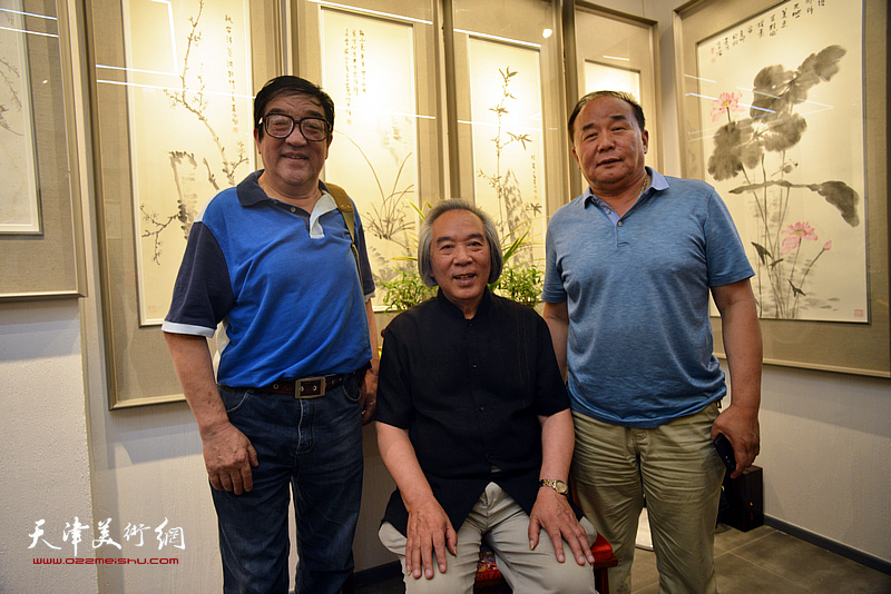 著名花鸟画家霍春阳先生与卢贵友、李建华在“育生堂”。