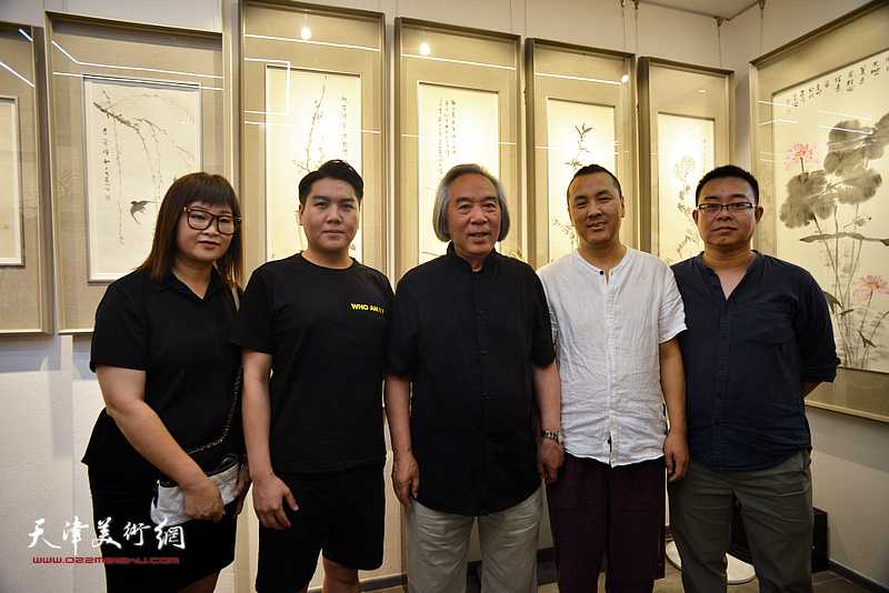 著名花鸟画家霍春阳先生与高嵩、余海滨、凌湘君、贾伟隆在“育生堂”。