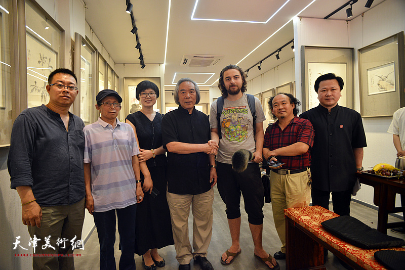 著名花鸟画家霍春阳先生与翰林、赵景宇、贾伟隆、谢雅云、张凤杰、外国留学生在“育生堂”。