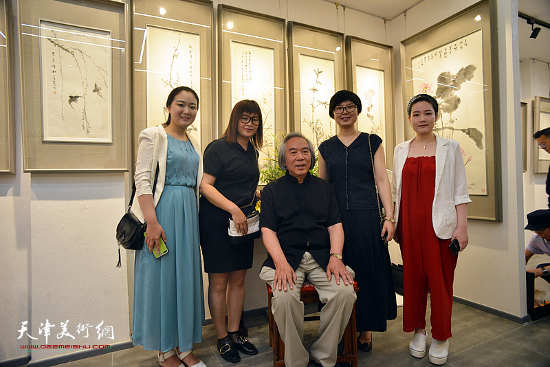 著名花鸟画家霍春阳先生与刘娜、谢雅云、刘宇凡在“育生堂”。