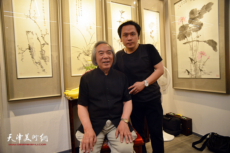 著名花鸟画家霍春阳先生与霍岩在“育生堂”。