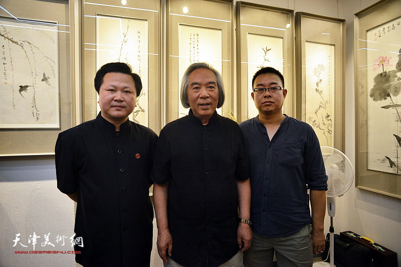 著名花鸟画家霍春阳先生与赵景宇、贾伟隆在“育生堂”。