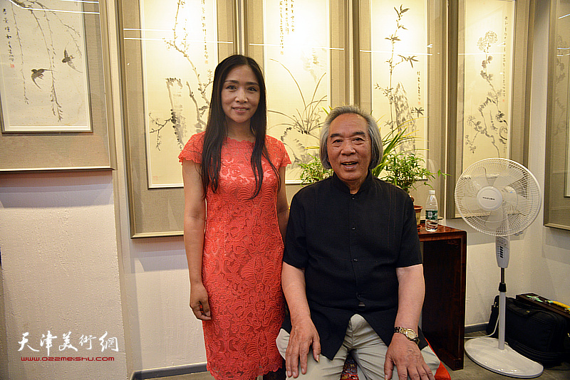 著名花鸟画家霍春阳先生与王紫萱在“育生堂”。