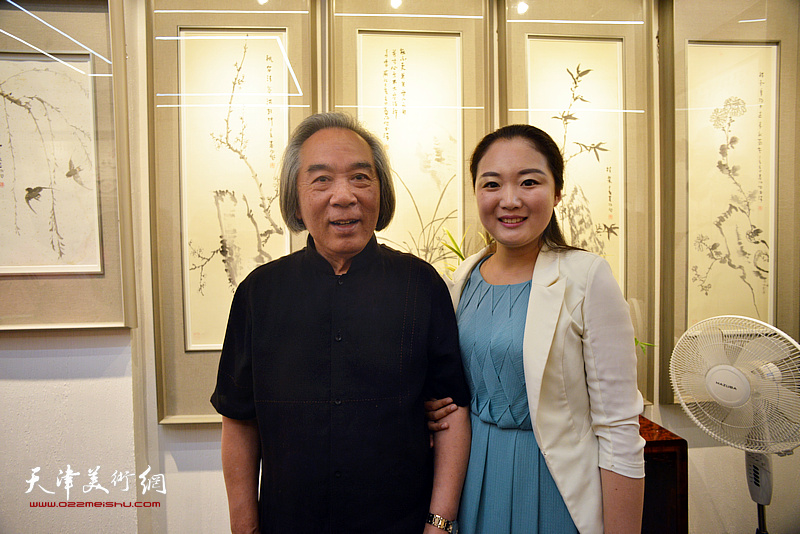 著名花鸟画家霍春阳先生与主持人刘宇凡在“育生堂”。
