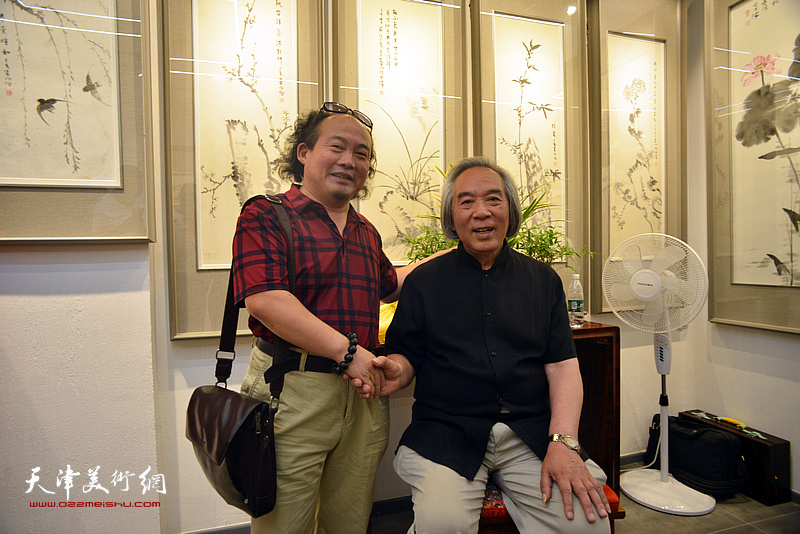 著名花鸟画家霍春阳先生与张凤杰在“育生堂”。