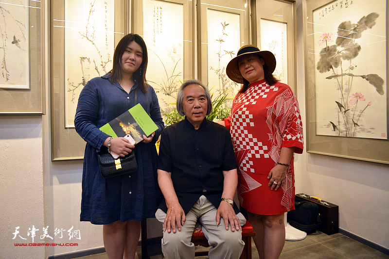 著名花鸟画家霍春阳先生与来宾在“育生堂”。