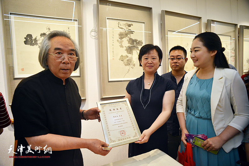 开发区慈善协会为霍春阳先生颁发证书。