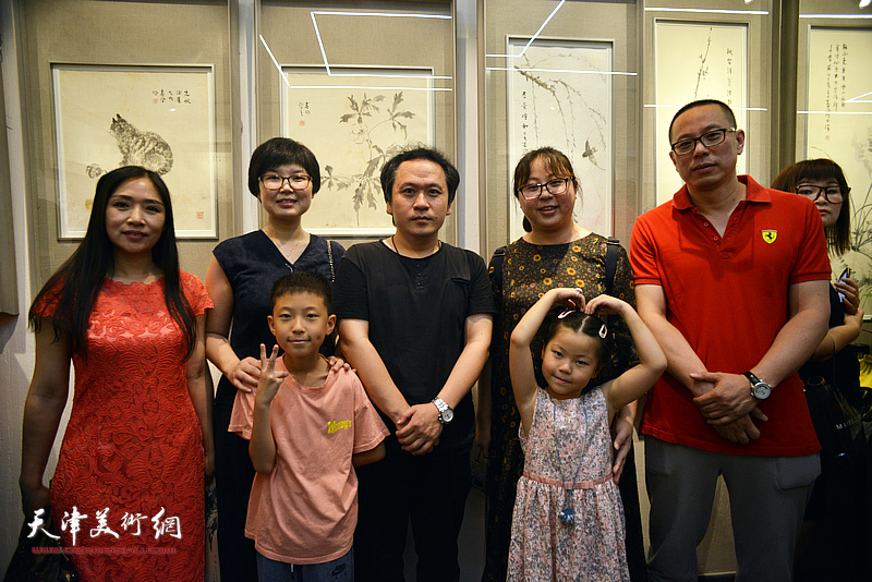 霍岩、刘娜、谢雅云、王紫萱在“育生堂”。
