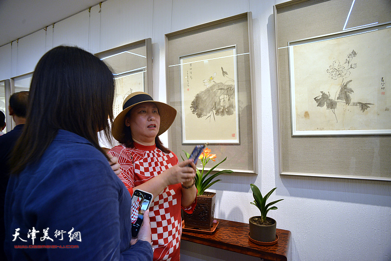 来宾在“育生堂”观赏霍春阳先生画作。