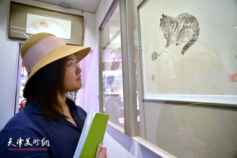 来宾在“育生堂”观赏霍春阳先生画作。