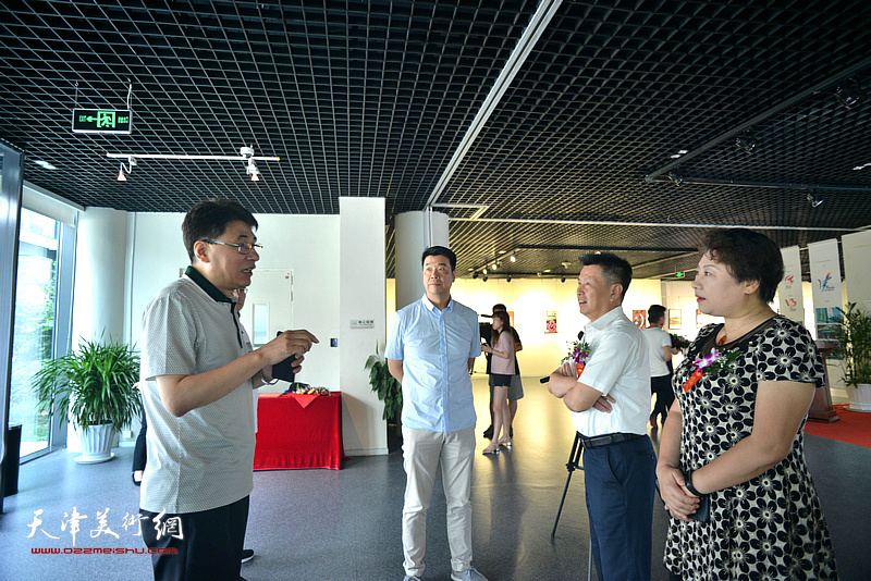 李岩、王萍、郭振山、王中谋在展览现场交流。