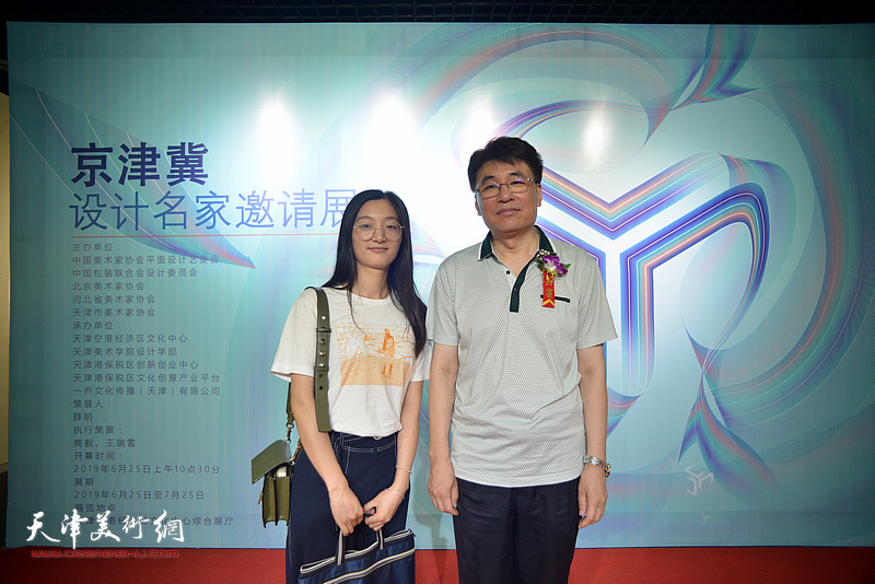 郭振山与学生何贞贞在展览现场。