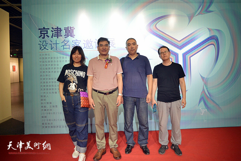 吴云峰、王盛等嘉宾在展览现场。