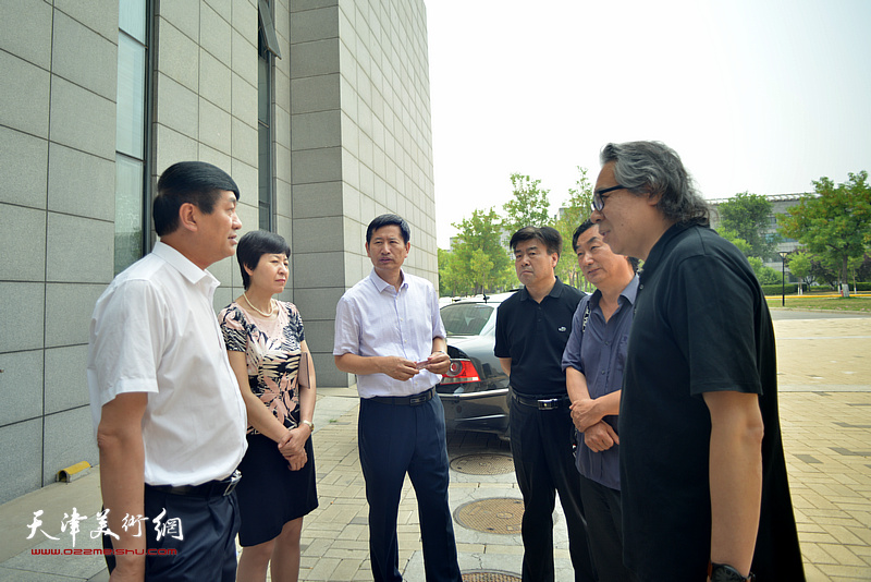 左起：钟英华、陈元、李桂金、赵雅文、韩石、李军在天津师大会议中心。